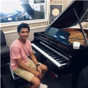 Profesor de música que introduce a los alumnos a la música básica