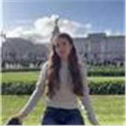 Profesora imparte clases de inglés, matemáticas, fisica, química, catalán y biologia
