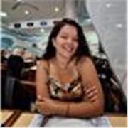 Futura profesora de inglés, ayudando a chicos a hablar en su lengua materna