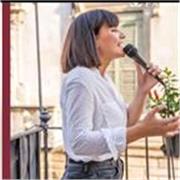 Laureata in Conservatorio in canto Pop, Musicoterapia e canto Jazz, offre lezioni di canto in presenza e on line (per chi è troppo distante) sia per principianti sia per chi vuole affinare la propria tecnica. A richiesta lezioni personalizzate di solfeggi