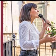 Laureata in Conservatorio in canto Pop, Musicoterapia e canto Jazz, offre lezioni di canto in presenza e on line (per chi è troppo distante) sia per principianti sia per chi vuole affinare la propria tecnica. A richiesta lezioni personalizzate di solfeggi