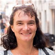 ingénieure de formation,je donne des cours de maths et physique du college à la terminale