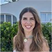 Profesora graduada en ADE especializada en administración  y asignaturas relacionadas con empresa y comercio.