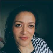 Profesora de español imparte clases a niños de todas las edades