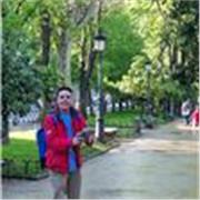Graduado en Comunicación Audiovisual y con dos másteres en cine y en Humanidades. 
A quien quiera potenciar su escritura. 