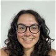 Studentessa delle superiori impartisce ripetizioni di inglese, matematica e auitocompiti