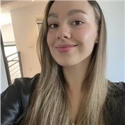 Soy una persona con ganas de aprender, incluso enseñando. Mis clases irían dirigidas a todas aquellas personas, sin importar la edad, que deseen aprender y/o mejorar sobre música y muchas otras materias.