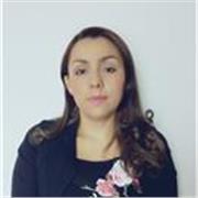 Profesora de preescolar que imparte clases a niños de todas las edades