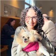 Durch langjährige Englischpraxis unterstütze ich Schüler:innen beim sicheren Sprechen, Verstehen und Schreiben