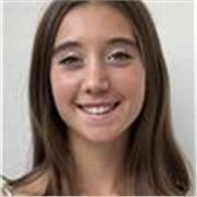 Studentessa universitaria, motivata e determinata per aiutare i bambini della scuola primaria con i compiti.