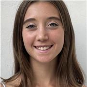 Studentessa universitaria, motivata e determinata per aiutare i bambini della scuola primaria con i compiti.