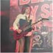 Chica de 17 años con 4 años de experiencia de guitarra. Las clases están indicadas a niños de 7 a 13 años con o sin experiencia