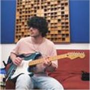 Posso aiutarti a fare i primi passi sulla chitarra, a sbloccare le prime posizioni e piano piano scoprire il manico insieme. 
