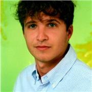 Neolaureato e insegnante di storia e filosofia impartisce lezioni di storia per studenti di tutte le età