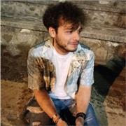 Studente di medicina al quinto anno impartisce lezioni online di matematica, biologia e chimica a bambini e ragazzi, dalle elementari alle superiori