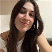 Soy una universitaria estudiando nivel C1 de inglés. Tengo muy buen trato con los niños. Disfruto mucho pasando tiempo con ellos.