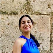 Profesora que imparte clases a niños de primaria