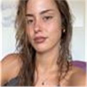 Joven con ganas de enseñar y ayudar a aprender técnicas pictóricas y conceptos básicos del dibujo. Con grado en Bellas Artes