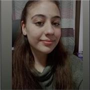 Estudiante universitaria que da clases a niños de todas las edades