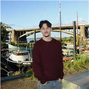 Estudiante universitario, con titulación B2 de inglés. Tengo experiencia como profesor de deporte a chicos de entre 6 y 10 años.