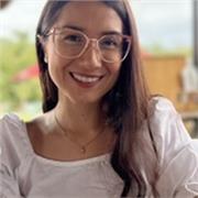 Abogada especialista imparte clases de derecho a estudiantes de todos los semestres
