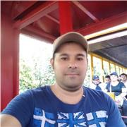 El profesor imparte clases de informática a todo tipo de edades