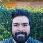 hablante nativo de lengua española latinoamericana, con amplia experiencia en relaciones sociales