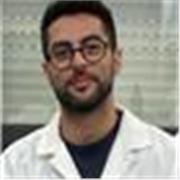 Ragazzo laureato in Biotecnologie e Biotecnologie Agrarie e Ambientali, impartisce lezioni di biologia a ragazzi del liceo