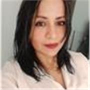 Profesora de inglés imparte clase de manera online o presencial a personas de todas las edades