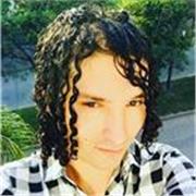 Profesor de tecnologia imparte clases a niños de todas las edades