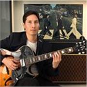 Guitarrista con formación de conservatorio y 15 años experiencia enseña guitarra y bajo desde cero.