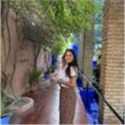 Étudiante, j’ai été AESH lors d’un service civique, j’ai donné des cours de soutien. Également, j’ai fait de l’aide aux devoirs. 