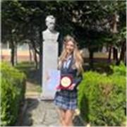 Profesora nativa de inglés (Canadá), C2 Cambridge y estudiante de Traducción. Clases online enfocadas en tu fluidez y seguridad. 