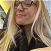 Studentessa universitaria di giurisprudenza impartisce lezioni di letteratura italiana