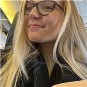 Studentessa universitaria di giurisprudenza impartisce lezioni di letteratura italiana