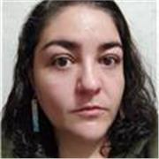 Profesora de dibujo da clases a niños de todas las edades