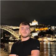 Soy estudiante del ultimo curso de historia, aunque tambien puedo dar clases de filosofía y geografía.