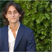 Studente universitario della Bocconi in Economia e Managment per Arte, Cultura, Comunicazione. Diplomato al Liceo Classico con 100