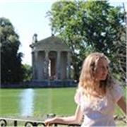 Soy estudiante de medicina y doy clases de inglés, matemáticas y física y química.