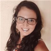 Profesora imparte clases de distintas disciplinas a todos los interesados