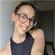 Me llamo Laura y soy profesora de yoga. Ofrezco clases de vinyasa y hatha yoga,adaptables a todo los niveles y personas.