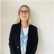 Profesora de Ciencias Sociales, Geografía e Historia imparte clases a niños de todas las edades