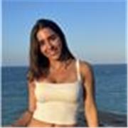 Profesora de matematicas imparte clases particulares a niños de primaria