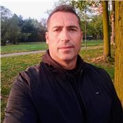 Insegnante di educazione fisica e preparatore fisico impartisce lezioni di personal trainer