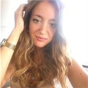 Docente di scienze sociali impartisce lezioni ai ragazzi del liceo, ma anche lezioni in altre materie a bambini di elementari e medie