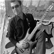 J’enseigne la guitare et la basse électrique dans un cadre ludique et studieux à la fois.