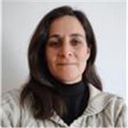 Profesora de Biología imparte clases a adolescentes y niños de nivel primario y secundario