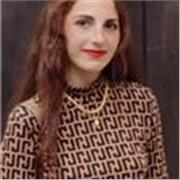 Ragazza di 28 anni che lavora in ambito editoriale ( illustrazioni di libri per l’infanzia) nel tempo libero per passione impartisce lezioni private per studenti delle scuole primarie e secondarie (medie, superiori), anche a bambini/ragazzi che presentano