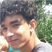 Soy estudiante de último año de bachillerato. Soy un chico responsable. Tengo mucha paciencia para enseñar  El francés es mi segunda lengua y también hablo de manera fluida en inglés. Puedo ayudarte también a mejorar en matemáticas, física o química.