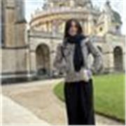 Mi chiamo Desi e sono laureata con lode in Lettere. Offro ripetizioni di latino estive, ma anche di italiano, storia, filosofia